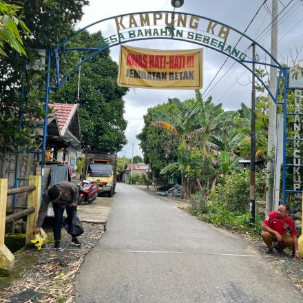 Dinas PUPR Bersama Pambakal Desa Bawahan Seberang Survei Lokasi Jembatan RT 3 Yang Hampir Ambruk